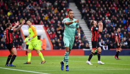  阿森纳门将低级失误，伯恩茅斯补时扳平抢关键一分  